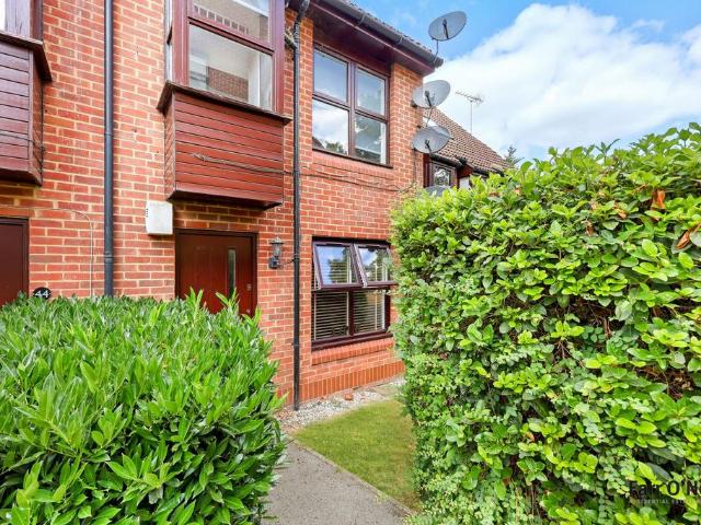 Flat for sale in Woodford Bridge, Greater London