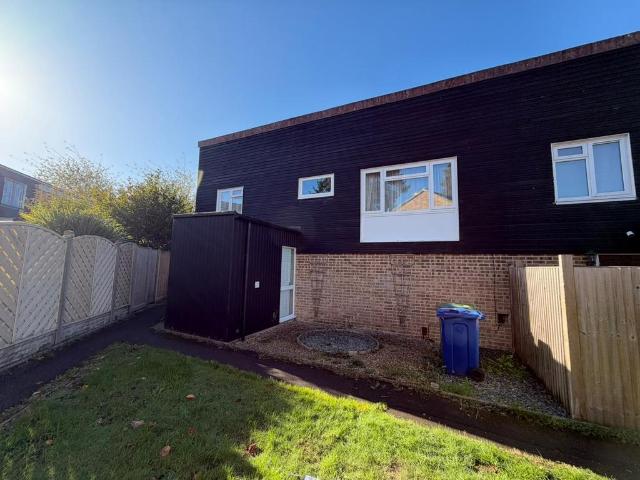 Flat for sale in Easthampstead, Bracknell