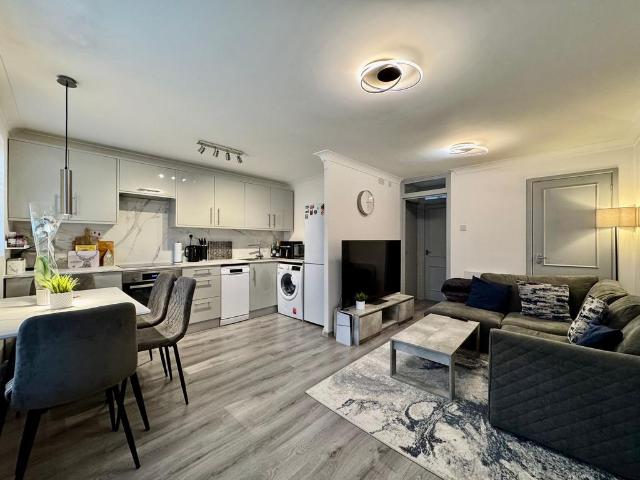 Flat for sale in Broadfields, Greater London