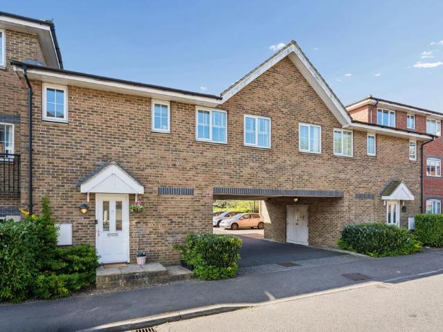 Flat for sale in Dunstable, Bedfordshire
