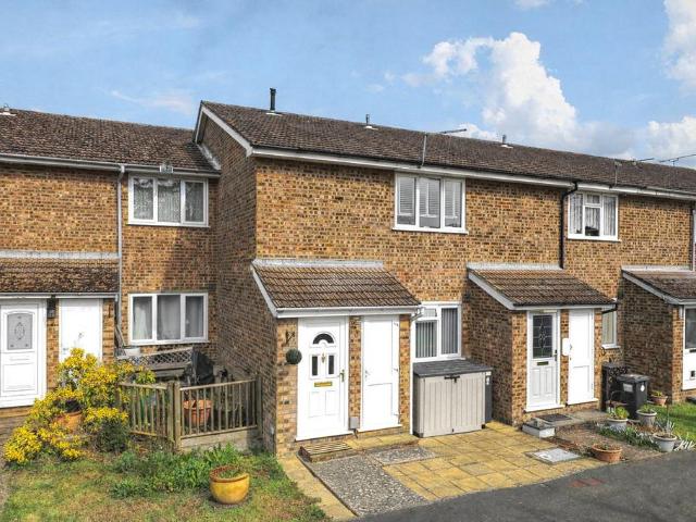 Flat for sale in Kings Hill, Colliers End