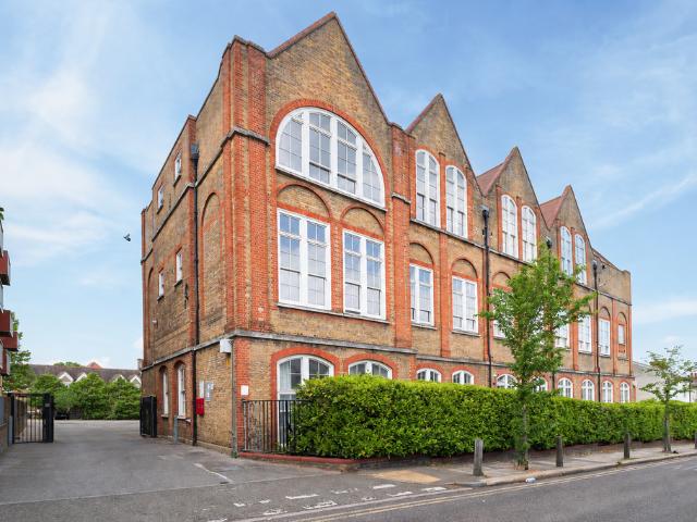 Flat for sale in Glyndon, Greater London