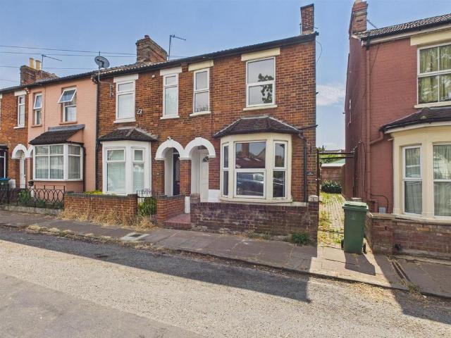 Flat for sale in Walton, Aylesbury