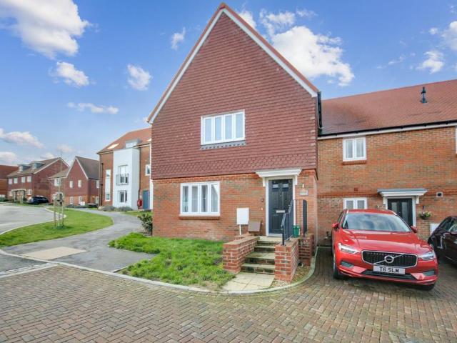 Flat for sale in Perryfields, West Sussex