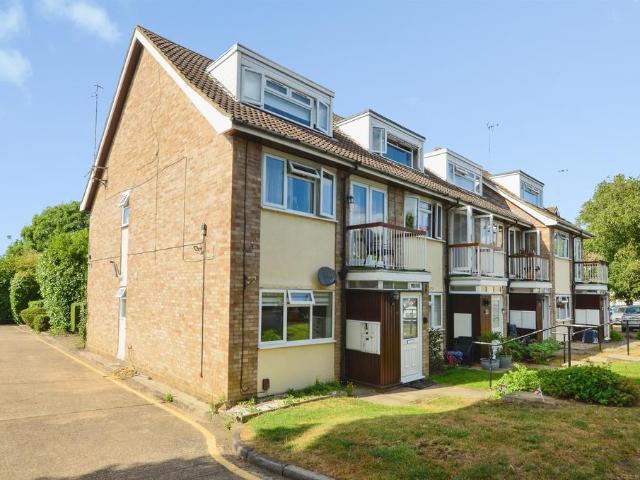 Flat for sale in Bushey, Bushey Heath