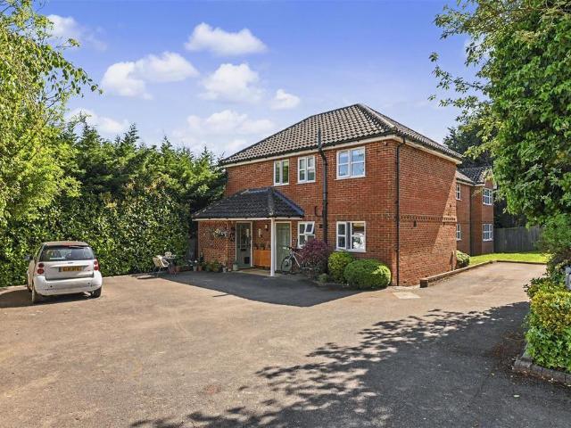 Flat for sale in Five Acres, Hertfordshire