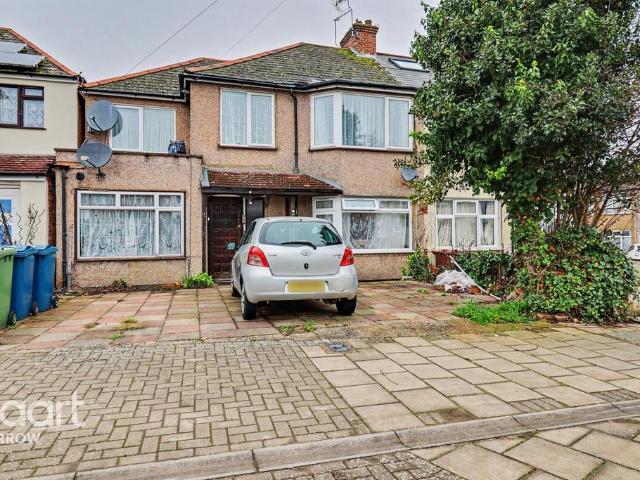 Flat for sale in Kenton, Greater London