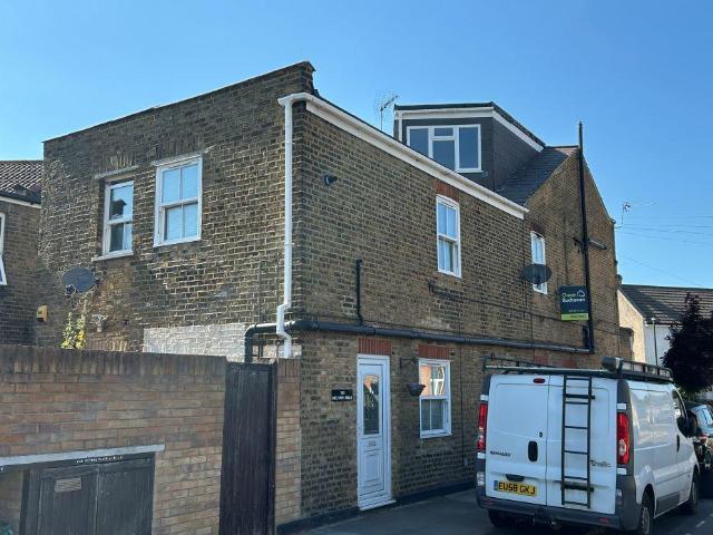 Flat for sale in Whitton, Greater London