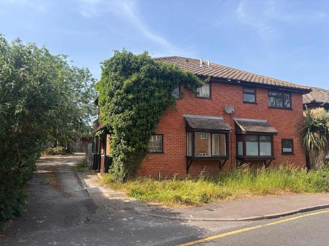 Flat for sale in Harold Wood, Greater London