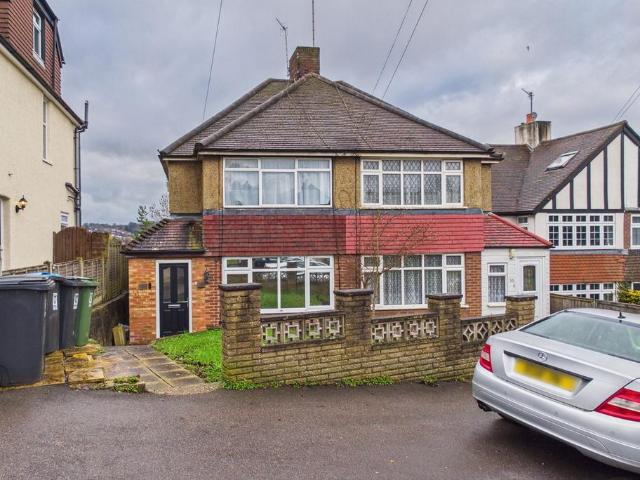 Flat for sale in Bennetts End, Pouchen End