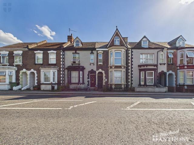 Flat for sale in Walton, Aylesbury
