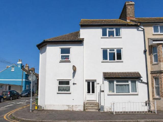 Flat for sale in Folkestone