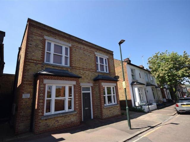 Flat for sale in North Sheen, Greater London