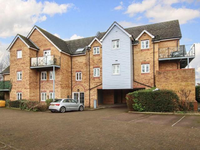 Flat for sale in Pouchen End, Hertfordshire