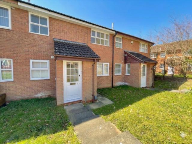 Maisonette for sale in Luton