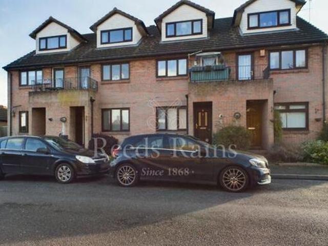 House for sale in Stone, Monks Orchard