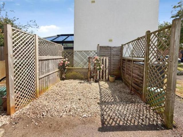 Maisonette for sale in Green Close, Warwickshire