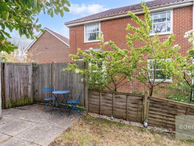 Maisonette for sale in Midway, Kent