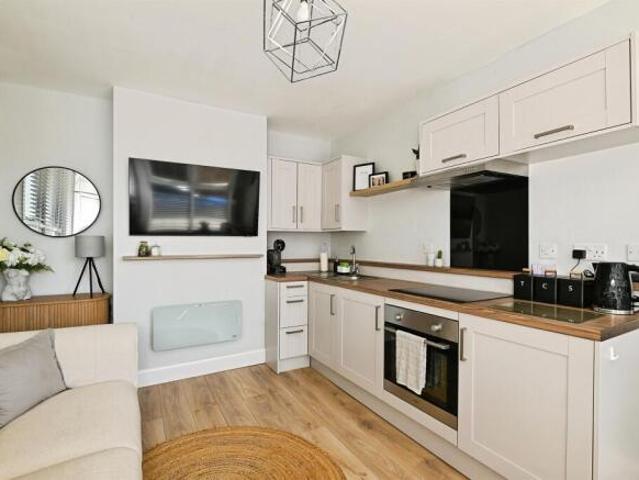 Maisonette for sale in Midway, Kent