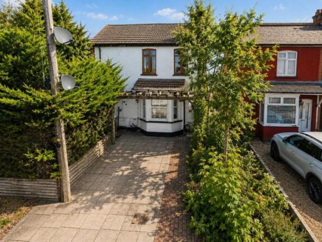 Maisonette for sale in Five Acres, Hertfordshire