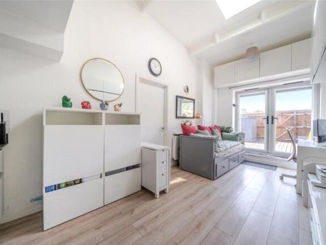 Maisonette for sale in Widmore, Greater London