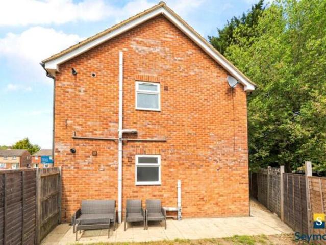 Maisonette for sale in Wood Street, Westborough