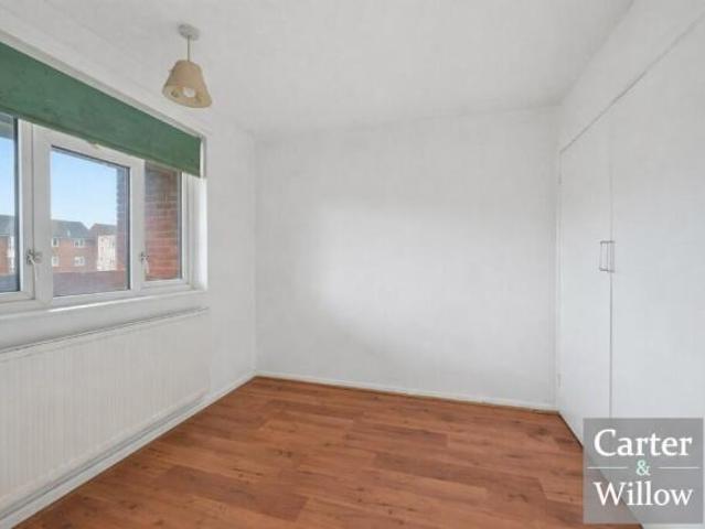 Flat for sale in Dagenham, Greater London