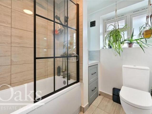 Maisonette for sale in Tulse Hill, Greater London