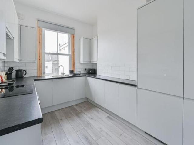 Maisonette for sale in Tooting Graveney, Greater London