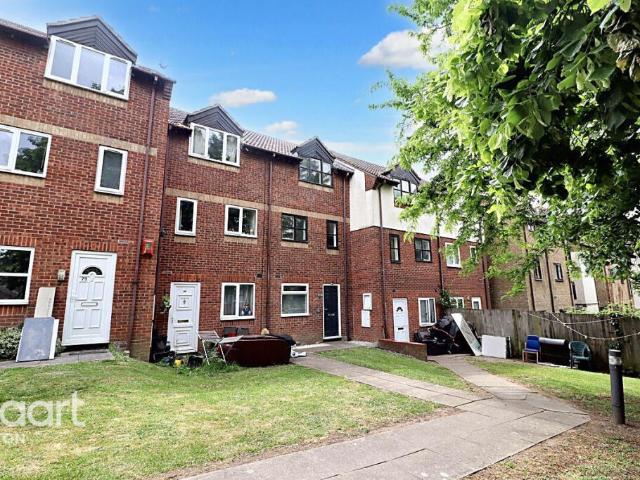 Duplex for sale in Luton