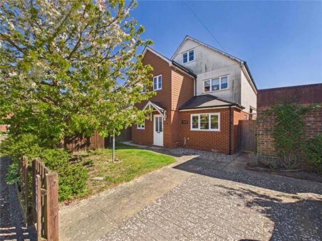 Maisonette for sale in Key Street, Suffolk