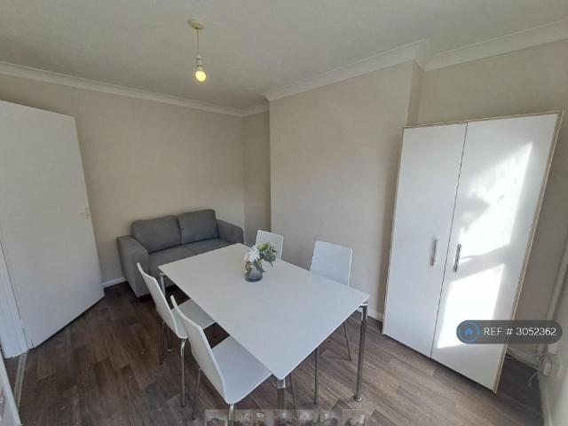 House for rent in Southborough, Sandown Park