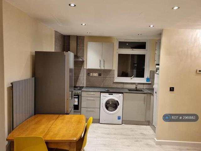Flat for rent in London Borough of Ealing, Greater London