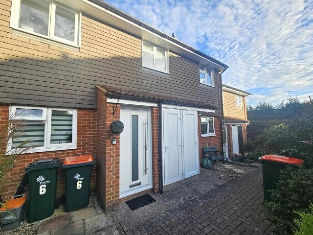 Flat for rent in Southgate, Crawley