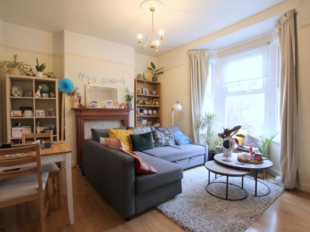Flat for rent in London Borough of Merton, Merton Park