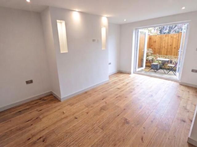 House for rent in West End, Heol-las