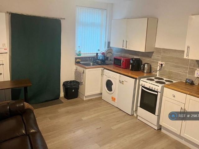 Flat for rent in Stoneycroft, Calderstones