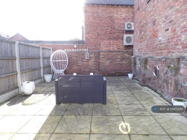 Flat for rent in Rossmore, Cheshire