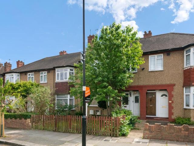 Flat for rent in London Borough of Ealing, Greater London