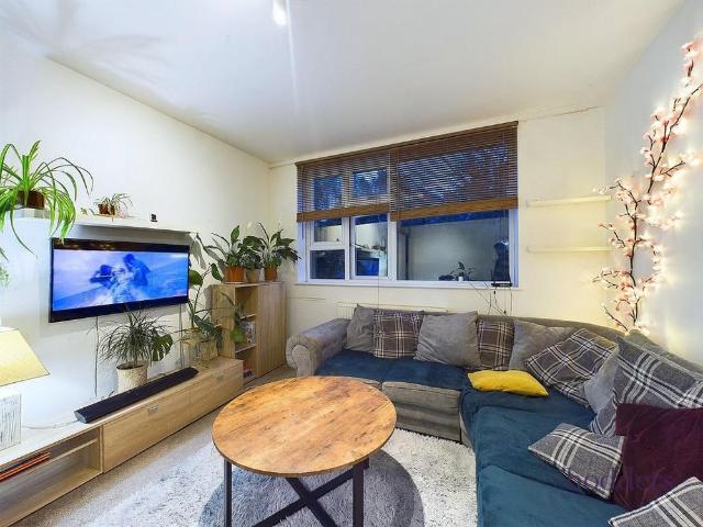 House for rent in Row Town, Surrey