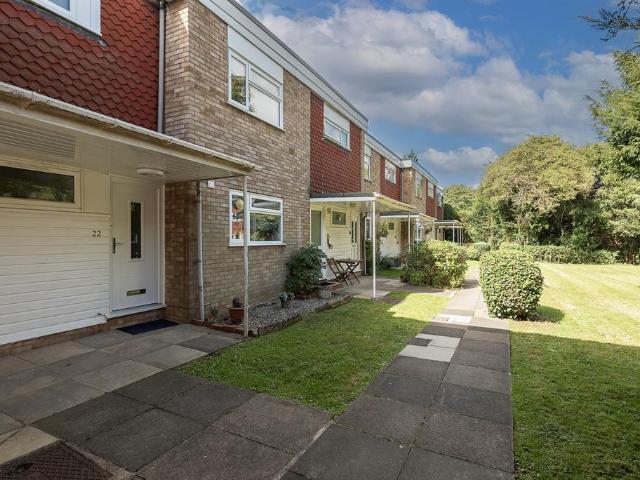 Flat for rent in Hatching Green, Five Acres