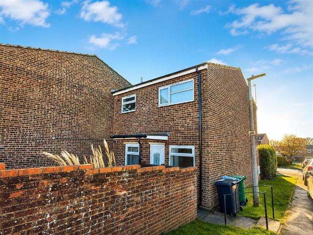 Flat for rent in Highfield, Pouchen End