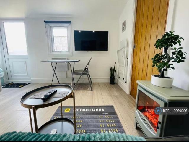 Flat for rent in London Borough of Hounslow, Greater London