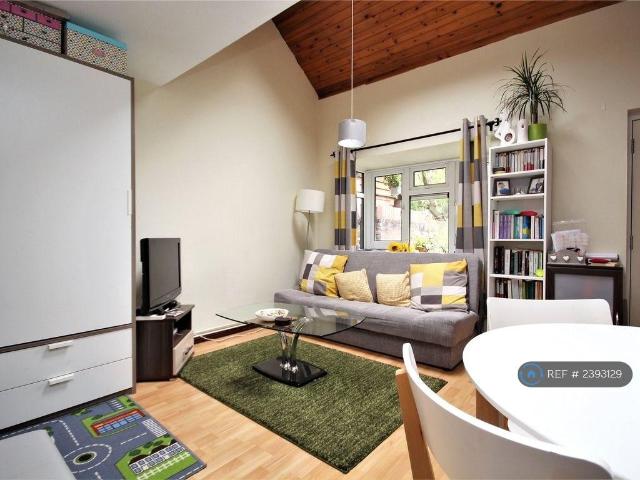 Flat for rent in Woking, Isle Of Man