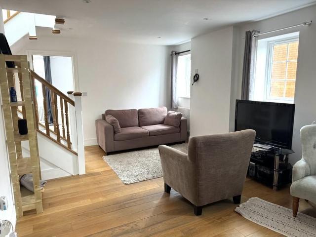 House for rent in Heol-las, Surrey