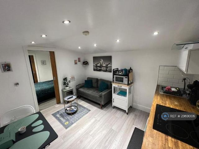 House for rent in London Borough of Hounslow, Greater London
