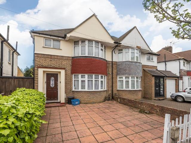 Flat for rent in Whitton, Greater London