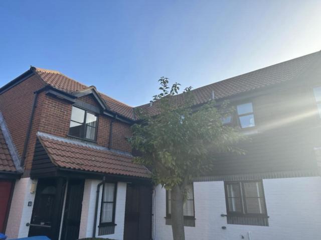 Flat for rent in Row Town, Surrey