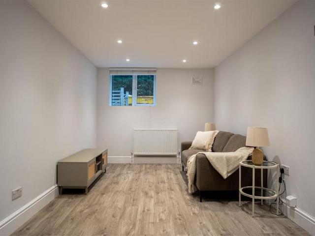 House for rent in Nutfield, Hillview