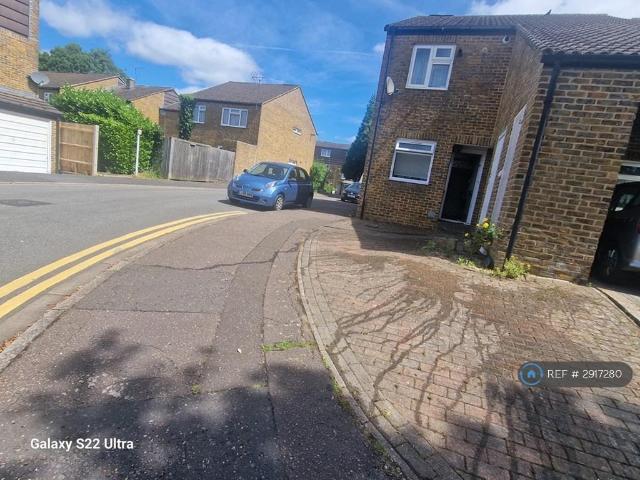 Flat for rent in Northwood, Greater London